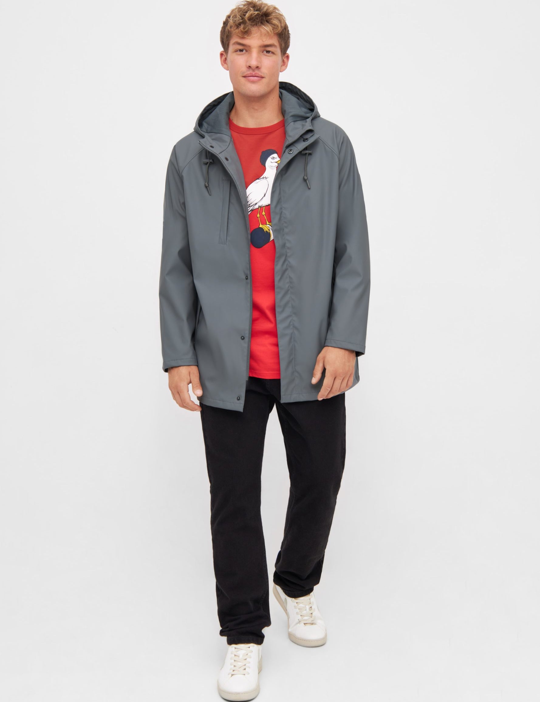 Mann in grauer Jacke und rotem Shirt