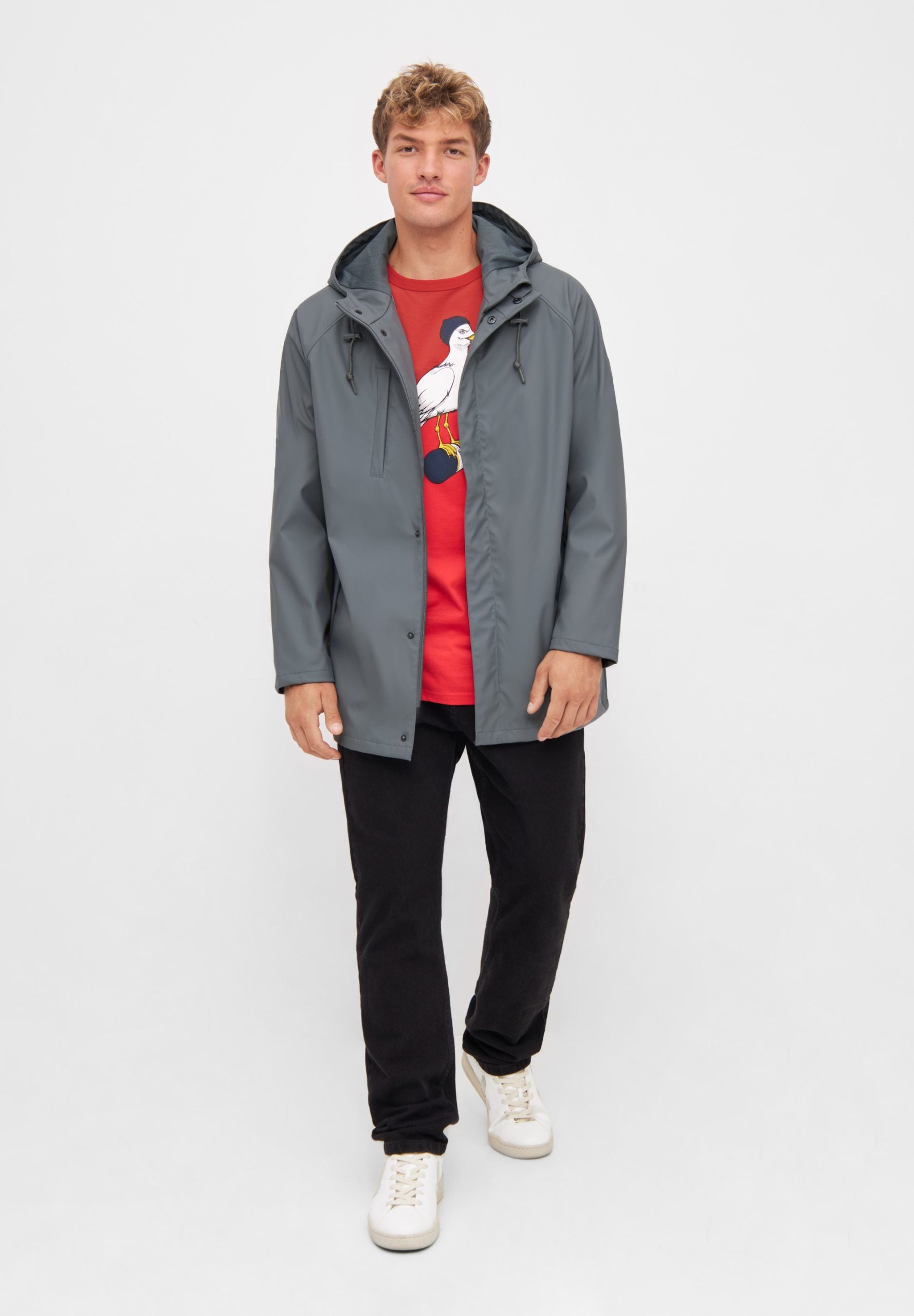 Mann in grauer Jacke und rotem Shirt