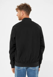 Mann trägt schwarze Jacke, Rückansicht.