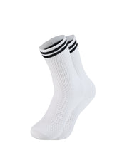 Weiße Sportsocke mit schwarzen Streifen auf weißem Hintergrund.