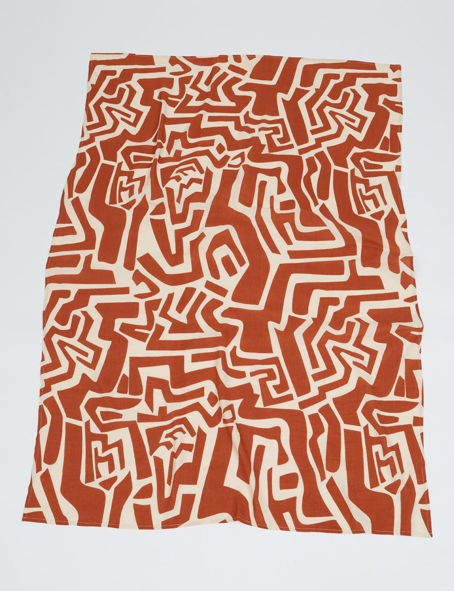 Rot-weißes geometrisches Muster auf Stoff.