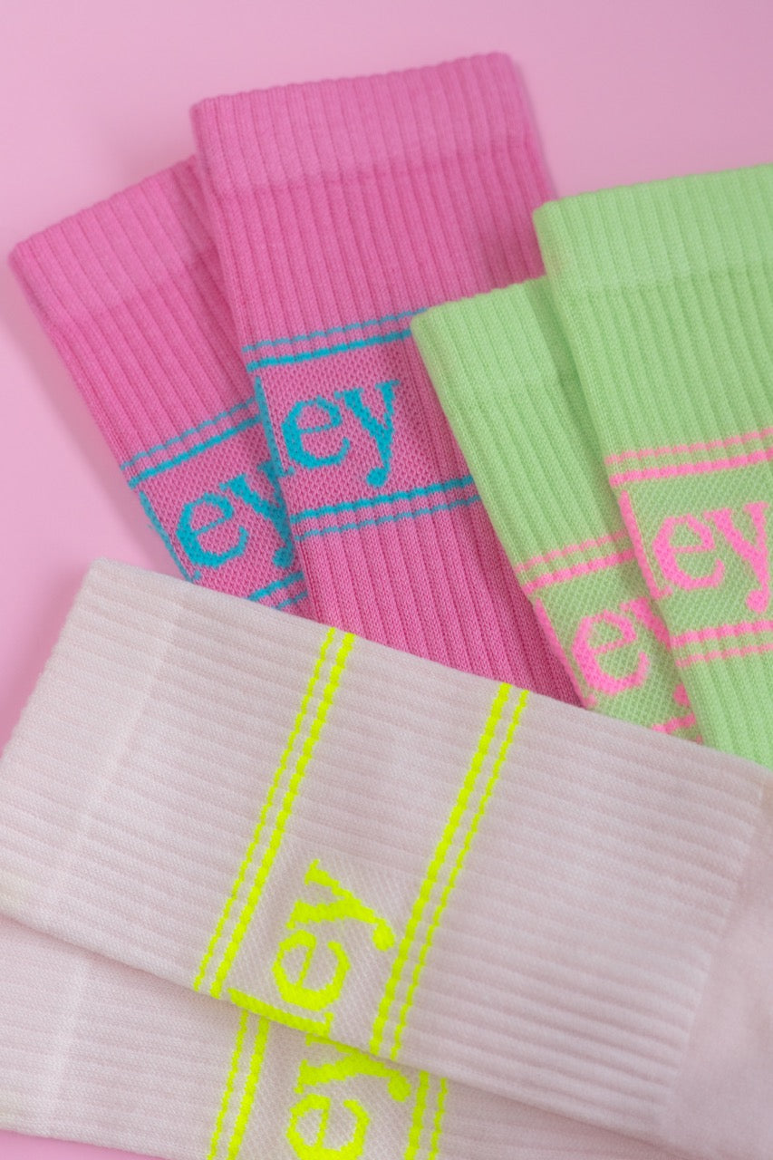 Bunte Socken mit neonfarbenen Details