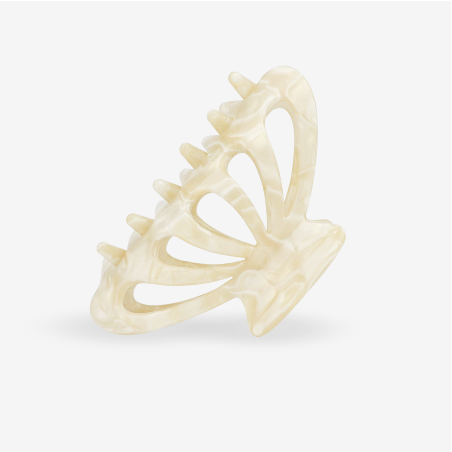3D-gedrucktes Fischskelett auf weißem Hintergrund
