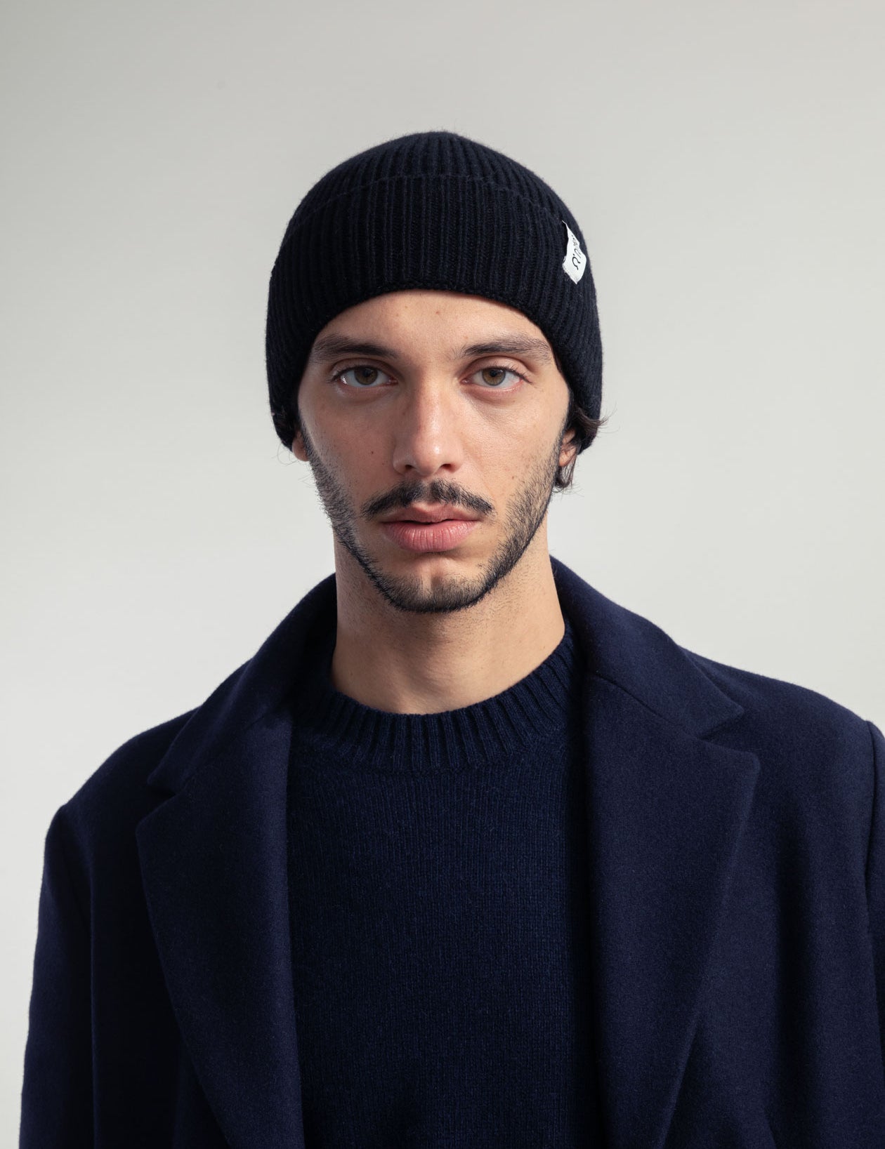 Mann mit Mütze und dunkler Jacke portrait