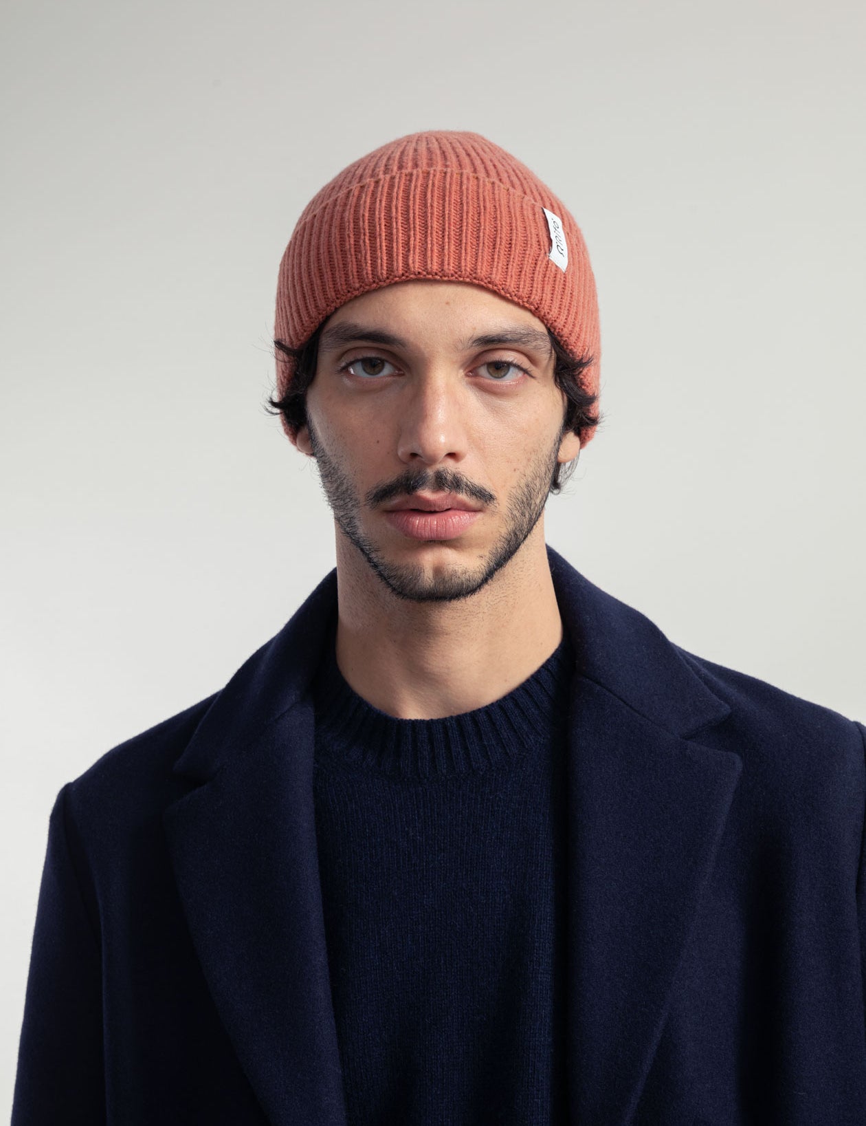 Mann in blauer Jacke und roter Mütze