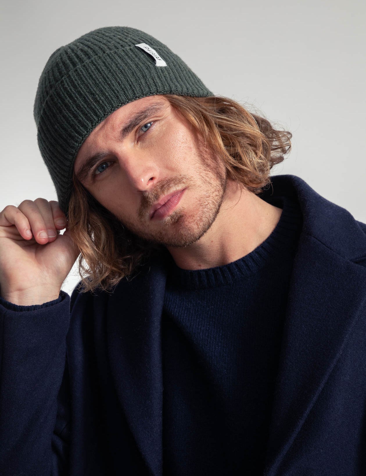 Mann mit Mütze und dunkelblauer Jacke