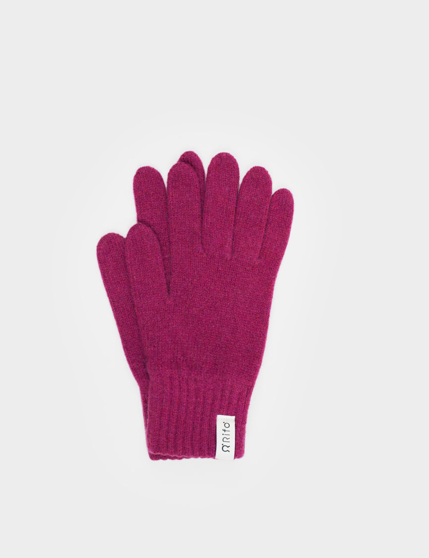 Pinke Strickhandschuhe auf weißem Hintergrund