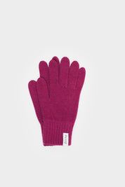 Pinke Strickhandschuhe auf weißem Hintergrund