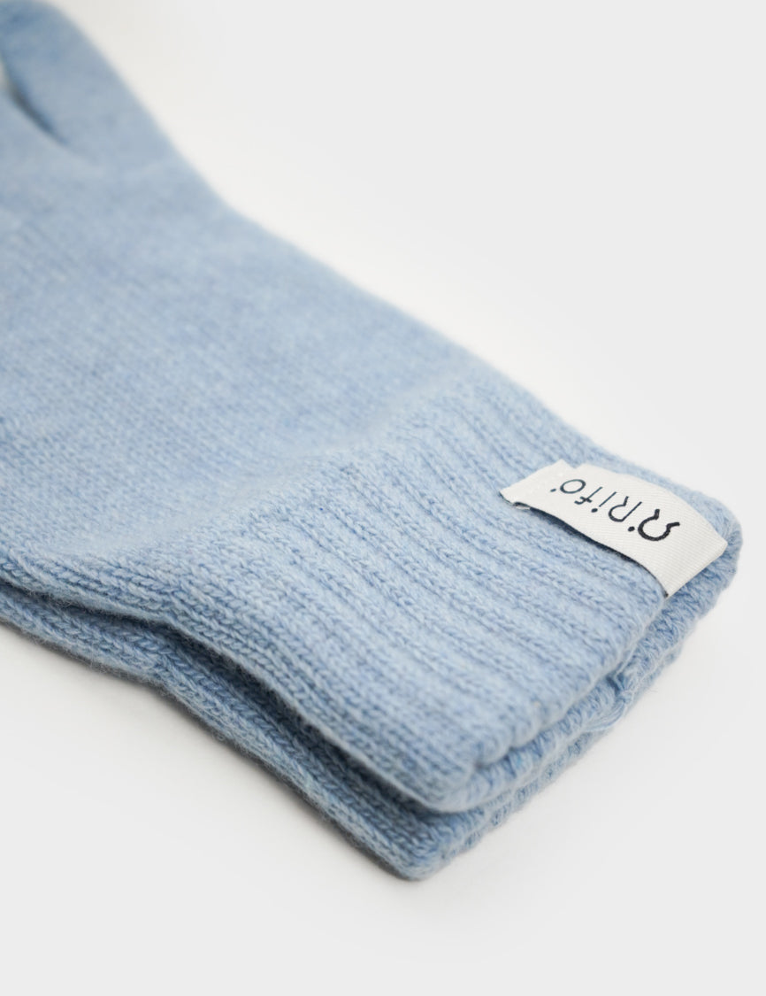 Hellblaue Strickmütze mit Etikett
