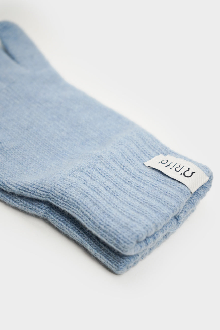 Hellblaue Strickmütze mit Etikett