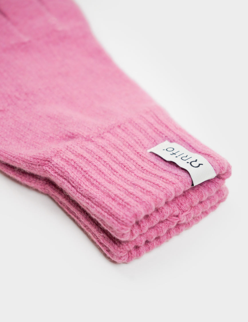 Rosa Strickhandschuhe auf weißem Hintergrund