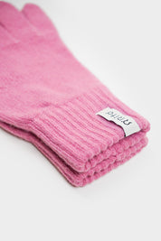 Rosa Strickhandschuhe auf weißem Hintergrund