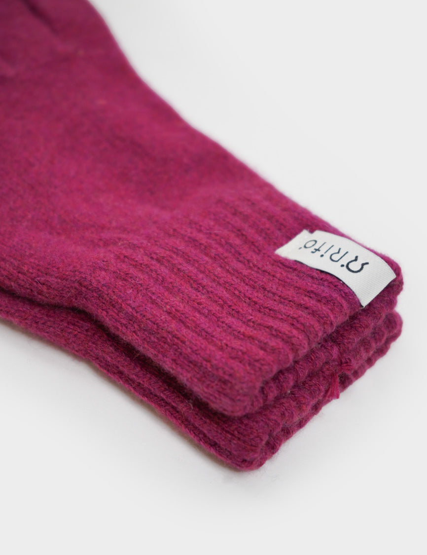 Violette Handschuhe mit weißem Etikett