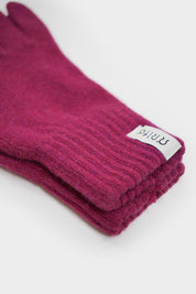 Violette Handschuhe mit weißem Etikett