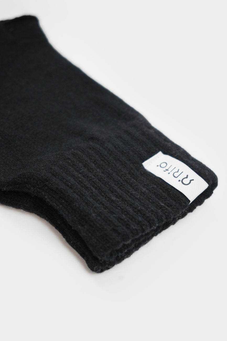 Schwarze Socke mit weißem Etikett &#039;SPLIT&#039;