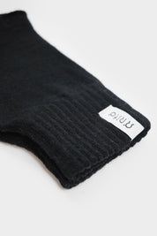 Schwarze Socke mit weißem Etikett &#039;SPLIT&#039;