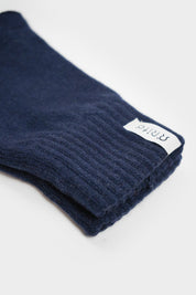 Marineblaue Wollmütze mit Etikett