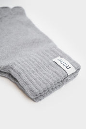 Graue gestrickte Mütze mit Etikett