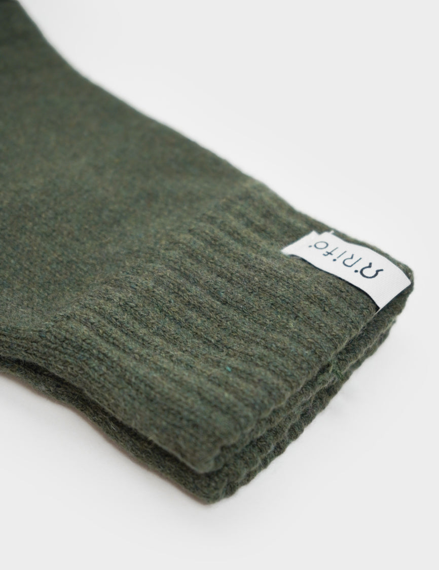 Gefaltetes grünes Wollhemd mit Etikett