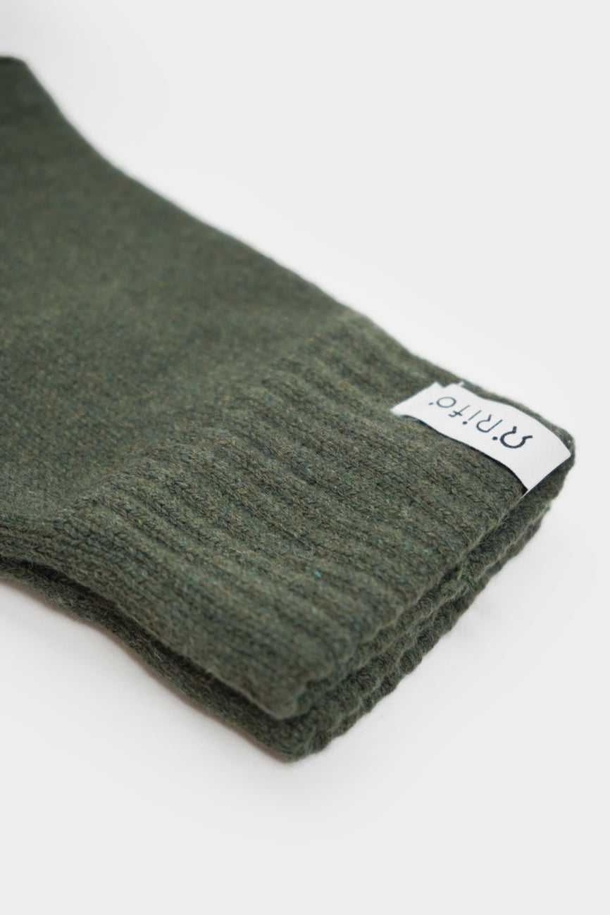 Gefaltetes grünes Wollhemd mit Etikett