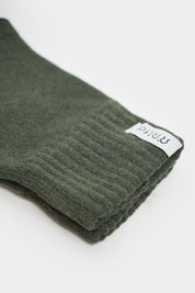 Gefaltetes grünes Wollhemd mit Etikett