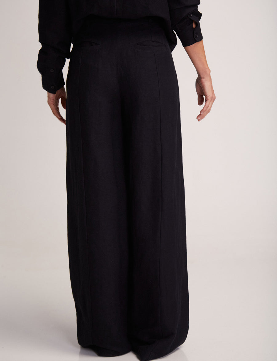 Frau in elegantem schwarzen Outfit von hinten