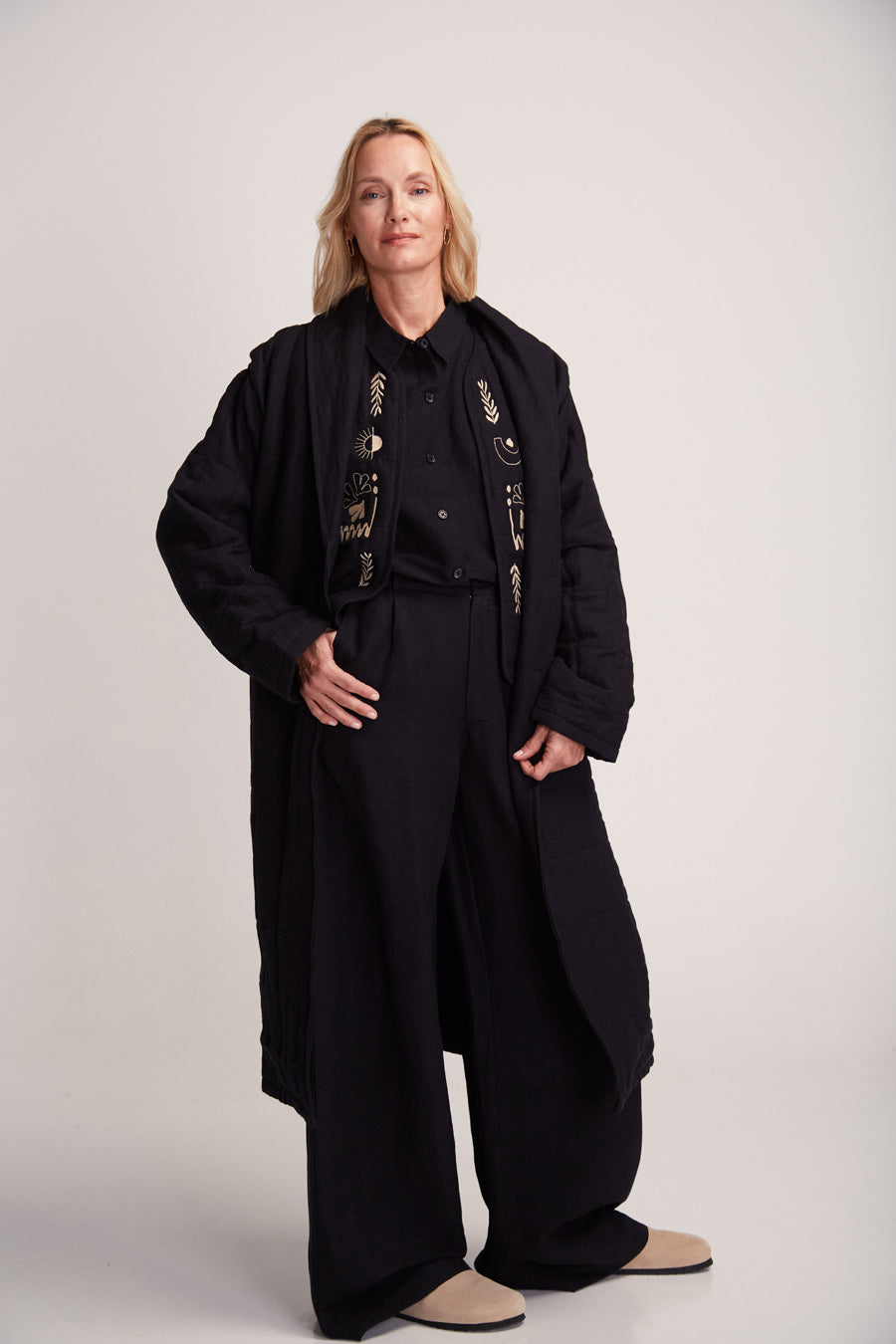 Frau in bestickter schwarzer Jacke und Hose