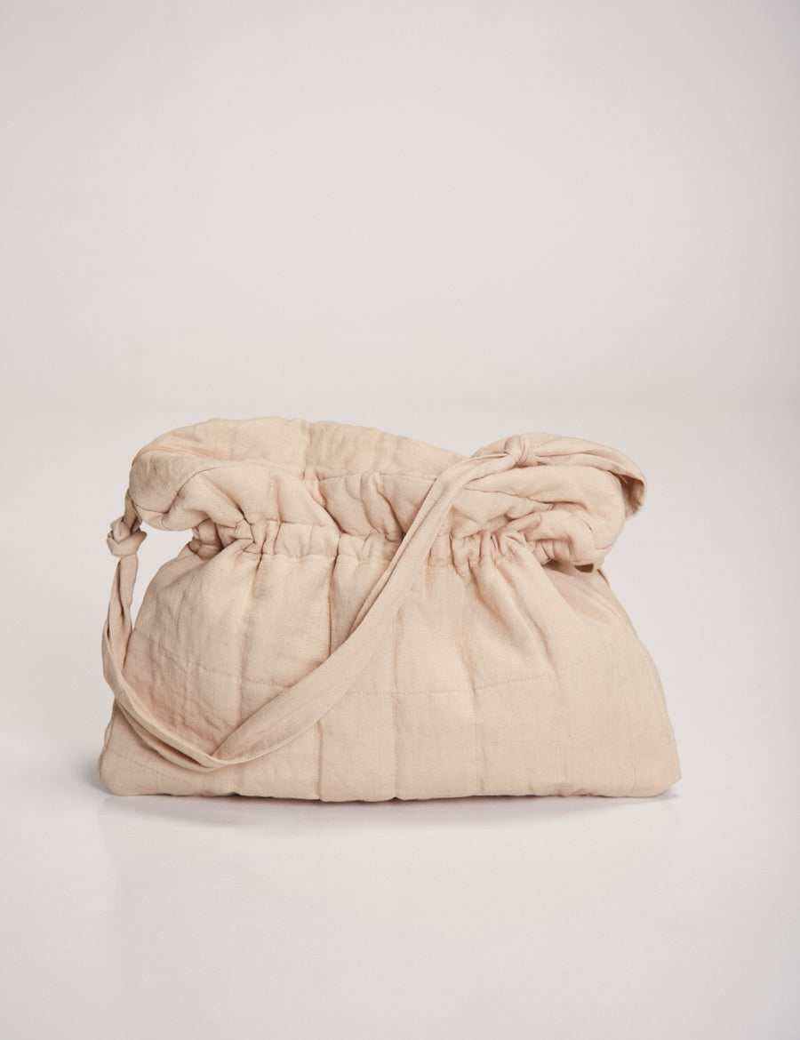 Beige Stofftasche auf weißem Hintergrund