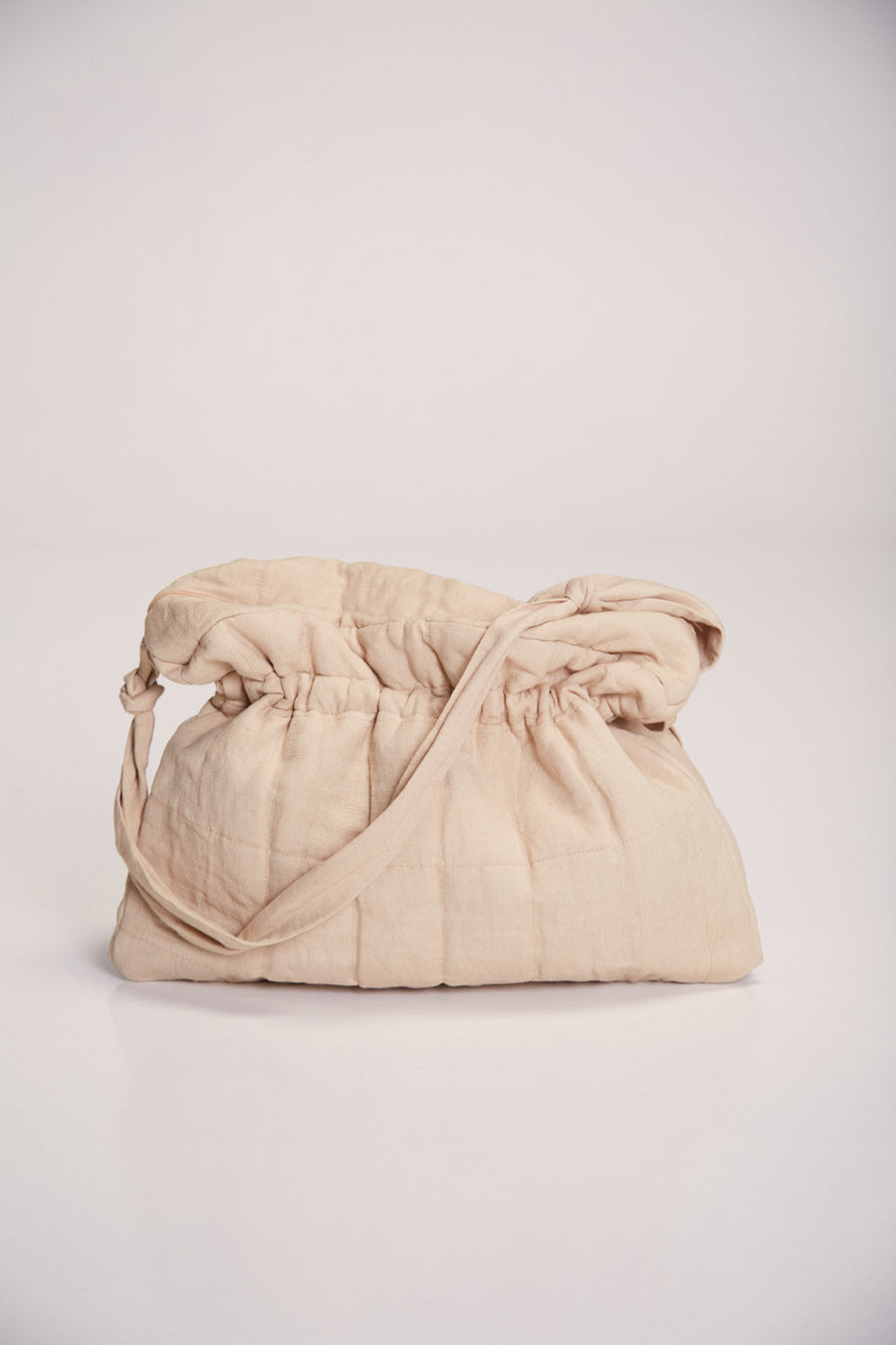 Beige Stofftasche auf weißem Hintergrund