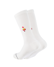 Weiße Sportsocken auf schwarzem Hintergrund