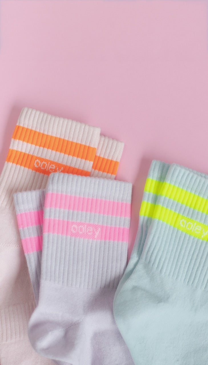 Bunte Socken auf rosa Hintergrund.