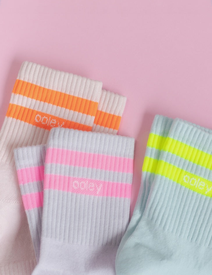 Bunte Socken auf rosa Hintergrund.