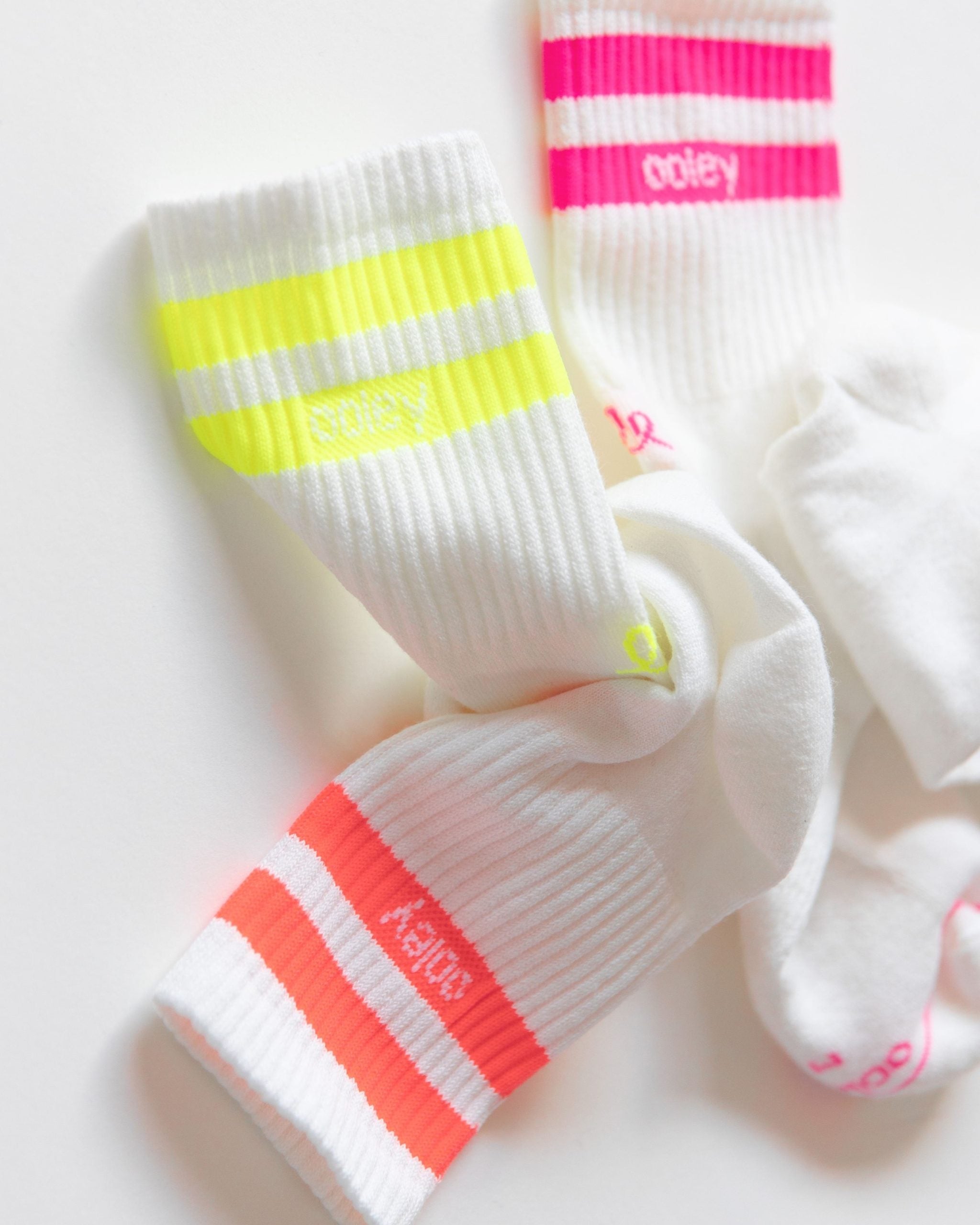 Bunte Sportsocken auf weißem Hintergrund
