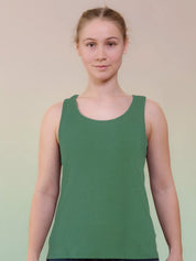 Junge Frau in grünem Tanktop steht frontal.