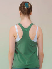 Frau mit grünem Top und Haarknoten von hinten.