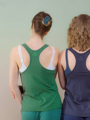 Zwei Frauen in Sporttops von hinten betrachtet.