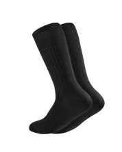 Drei schwarze Socken auf schwarzem Hintergrund