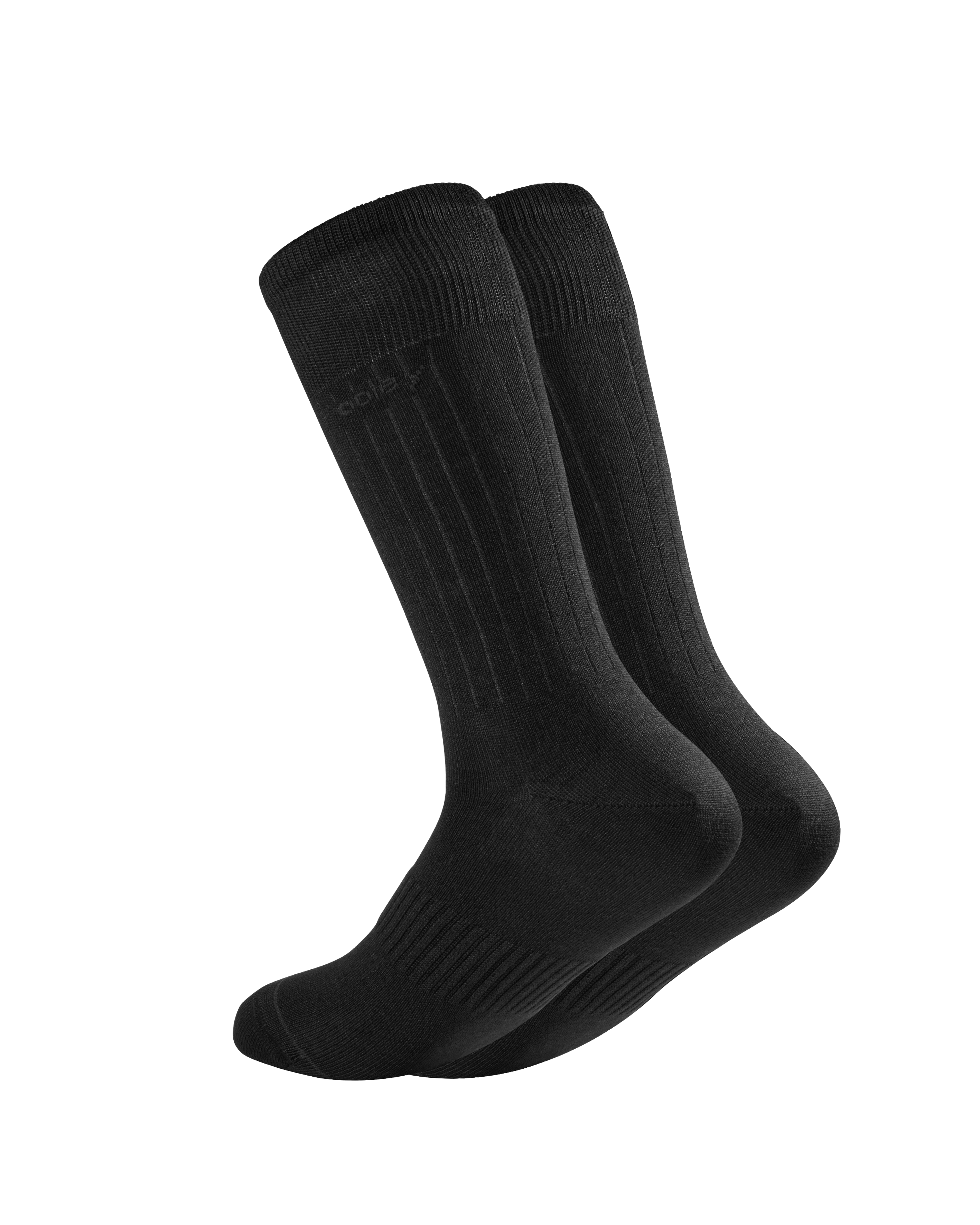 Drei schwarze Socken auf schwarzem Hintergrund
