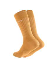 Drei gelbe Sportsocken auf schwarzem Hintergrund