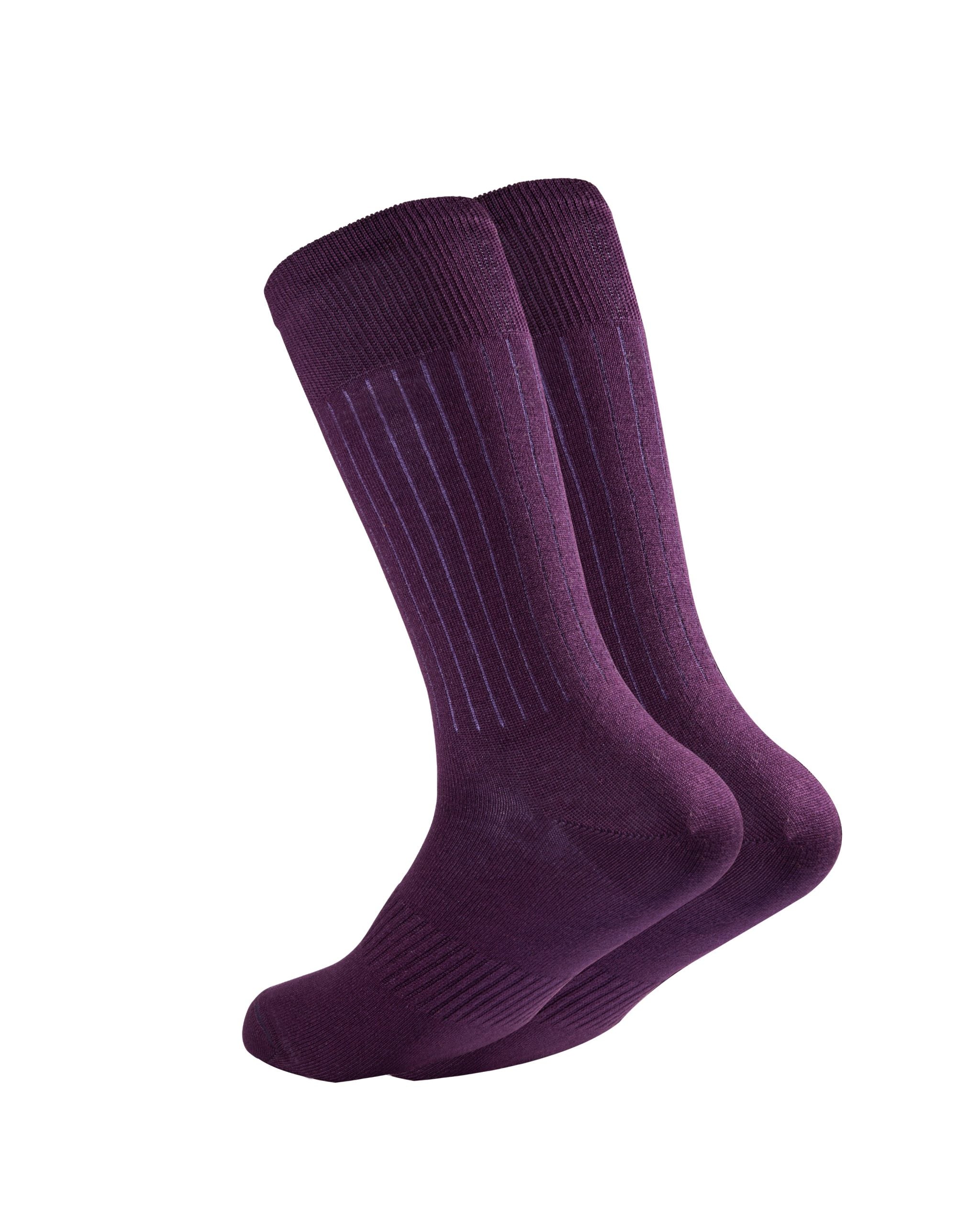 Dunkellila Socken isoliert auf weißem Hintergrund