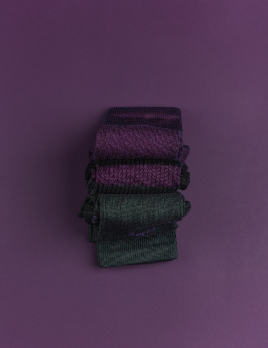 Gestapelte grüne und violette Stoffrollen