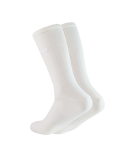 Weißer Sportsocken auf schwarzem Hintergrund
