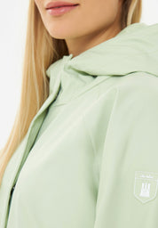 Frau in hellgrüner Regenjacke, Nahaufnahme