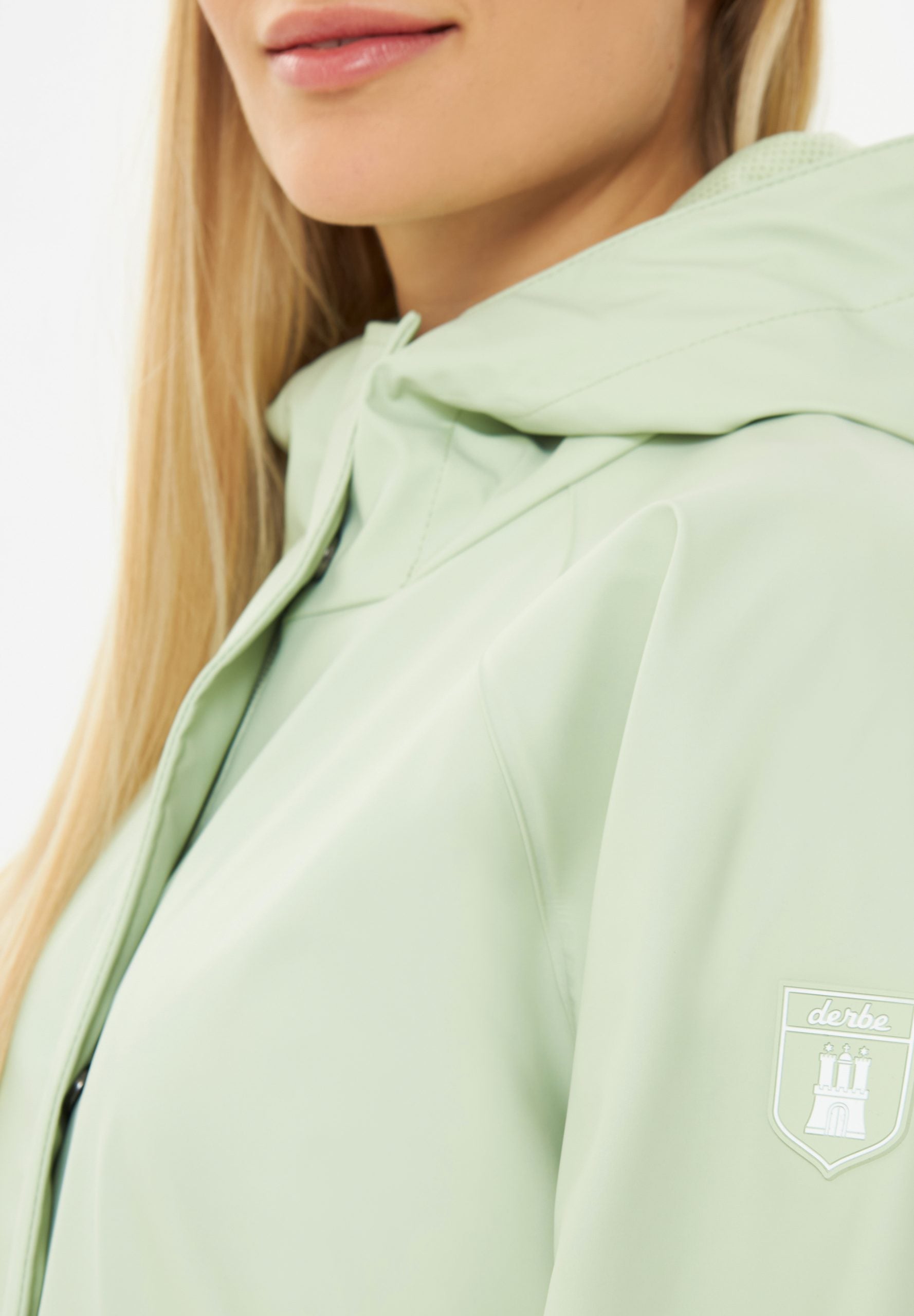 Frau in hellgrüner Regenjacke, Nahaufnahme