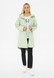 Frau in grüner Jacke und schwarzen Jeans