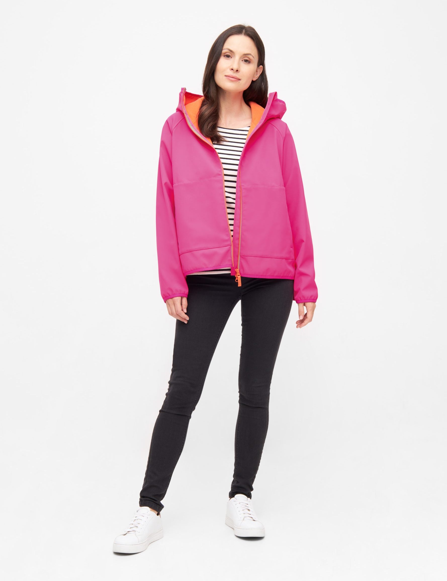 Frau in rosa Jacke und schwarzer Hose