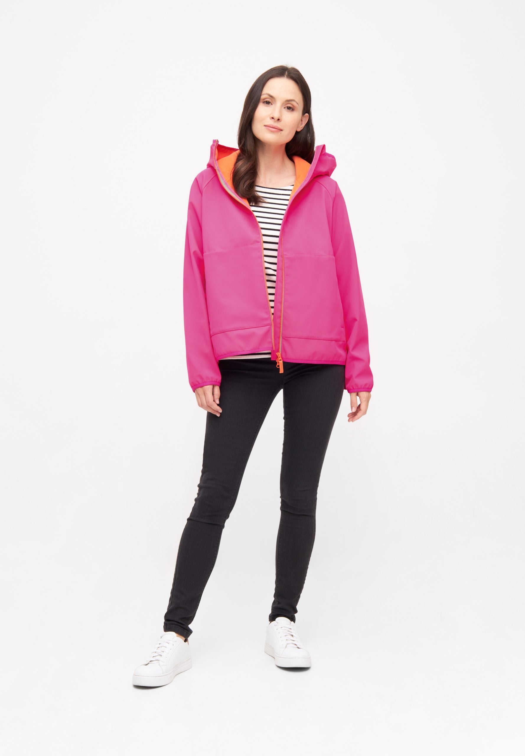Frau in rosa Jacke und schwarzer Hose