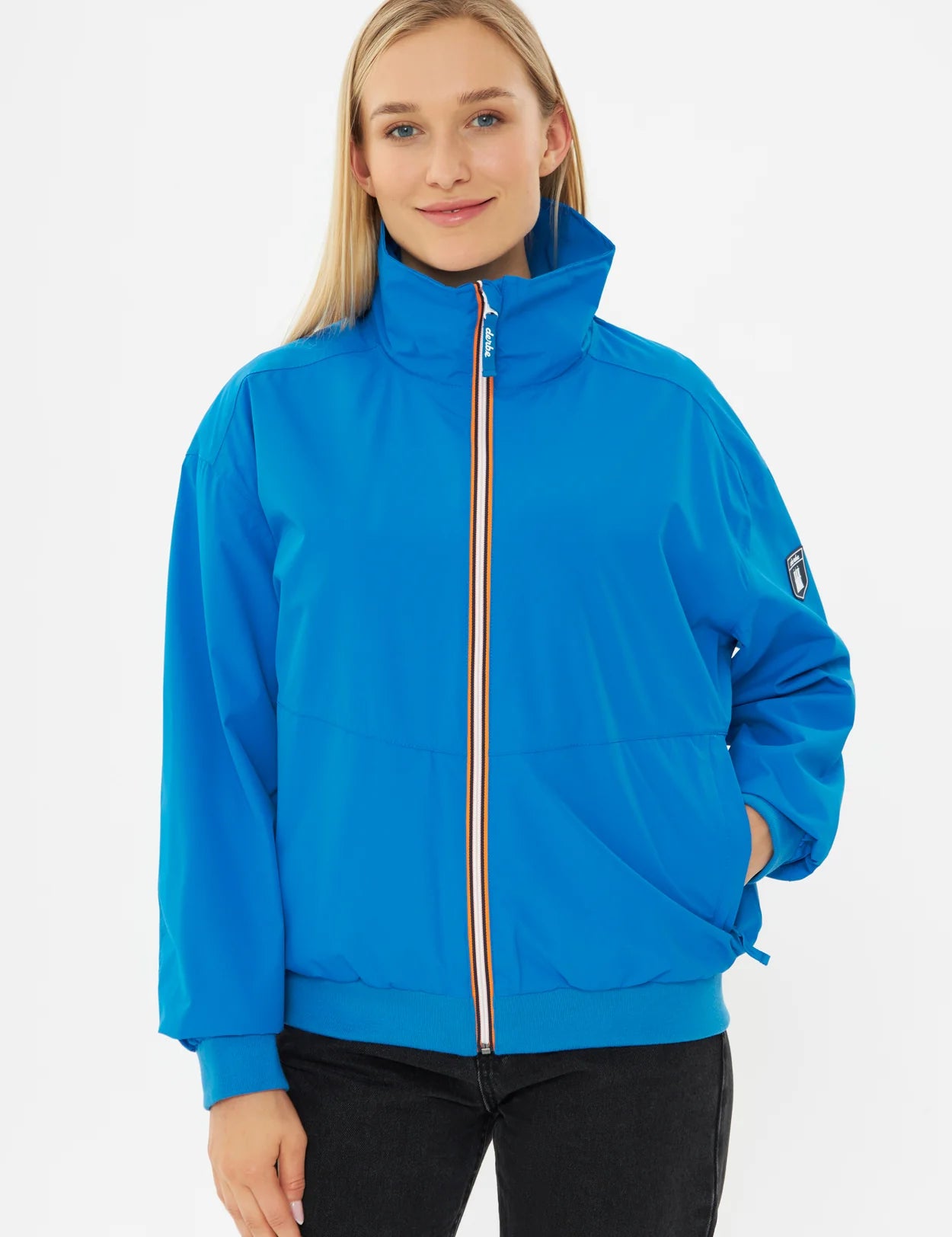 Frau in blauer Jacke auf weißem Hintergrund.
