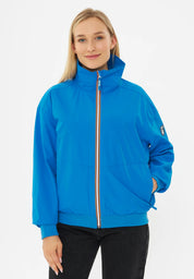 Frau in blauer Jacke auf weißem Hintergrund.