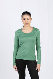 Frau in grünem Langarmshirt und schwarzer Hose